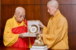 HT.Thích Tịnh Liên và HT.Thích Trí Quảng tặng quà lưu niệm