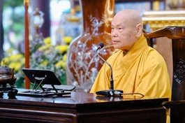 Trưởng lão Hòa thượng Thích Thiện Nhơn sách tấn chư Tăng Ni an cư khu vực phía Đông TP.HCM tại hạ trường tập trung chùa Vạn Đức, vào sáng nay 16-7-2026 - Ảnh: Hạnh Đăng/BGN