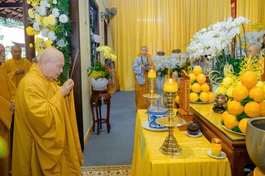 Trưởng lão Hòa thượng Thích Thiện Nhơn thắp hương tưởng niệm Ni trưởng Thích nữ Như Tịnh tại Giác linh đường thiền viện Linh Chiếu - Ảnh: Đăng Huy