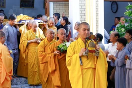 Môn đồ pháp quyến cung thỉnh nhục thân Hòa thượng Thích Phước Lợi đến Giác linh đường nhập kim quan