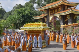 Phụng tống kim quan Ni trưởng Thích nữ Như Tịnh an trí nơi bảo tháp Chân Thể, ngay trong khuôn viên thiền viện Linh Chiếu