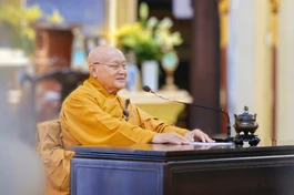 Trưởng lão Hòa thượng Thích Nhật Quang, Ủy viên Thường trực Hội đồng Chứng minh, Trưởng ban Quản trị Thiền phái Trúc Lâm VN thăm, sách tấn chư hành giả an cư trường hạ chùa Vạn Đức (phường Tam Bình, TP.HCM)