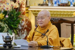Trưởng lão Hòa thượng Thích Nhật Quang, Ủy viên Thường trực Hội đồng Chứng minh, Trưởng ban Quản trị Thiền phái Trúc Lâm VN thăm, sách tấn chư hành giả an cư trường hạ chùa Vạn Đức (phường Tam Bình, TP.HCM)