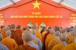 Dâng hương tưởng niệm các anh hùng liệt sĩ tại ấp Đồng Dầu