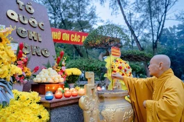 Trưởng lão Hòa thượng Thích Thiện Nhơn dâng hương tưởng niệm anh linh anh hùng liệt sĩ tại Nghĩa trang Liệt sĩ Long Thành 