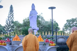 Đại lão Hòa thượng Thích Trí Quảng thân lâm niêm hương, xưng tán danh hiệu và hạnh nguyện của Đức Bồ-tát Quán Thế Âm - Ảnh: Bảo Toàn/BGN