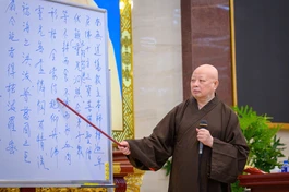 Hòa thượng Thích Lệ Trang, Trưởng ban Trị sự GHPGVN TP.HCM trực tiếp giảng dạy quy củ thiền môn cho các giới tử - Ảnh: Tâm Quý/Báo Giác Ngộ