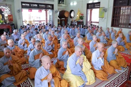 Trang nghiêm khóa lễ tụng kinh Vu lan tại chánh điện Ni viện Vạn Hạnh - Ảnh: Trung Thắng 