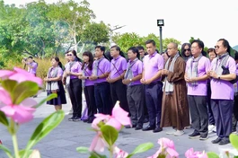 Đoàn đại biểu dâng hương tưởng niệm tại Nghĩa trang Liệt sĩ TP.Huế - Ảnh: Thanh Chiêu/SGGP