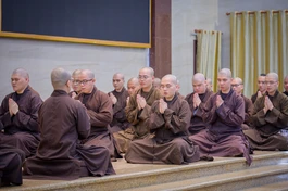 Các giới tử trùng tuyên bốn bộ Luật trường hàng - Ảnh: Tâm Quý