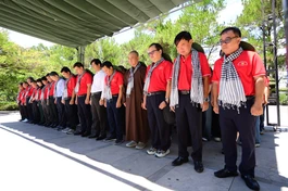 Đoàn đại biểu dành phút mặc niệm tưởng nhớ các Anh hùng liệt sĩ tại Nghĩa trang Liệt sĩ Quốc gia Đường 9