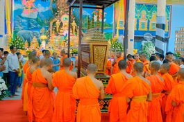 Chư Tăng cử hành Lễ nhập kim quan nhục thân Hòa thượng Danh Lân theo nghi thức truyền thống của Phật giáo Nam tông Khmer