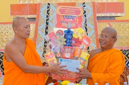 Hòa thượng Danh Đổng trao tặng quà tại chùa Dhammanimith 