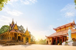 Chùa Thác Lác, xã Hòa Thuận (trái) và chùa Phú Hội, xã Vĩnh Điều (phải)
