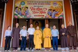 Lãnh đạo Sở Dân tộc và Tôn giáo TP.Đồng Nai chụp hình lưu niềm cùng Trưởng lão Hòa thượng Chủ tịch và chư Tăng chùa Quốc Ân Khải Tường
