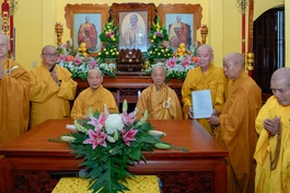 Chư tôn đức Ban Thừa kế Thiên Thai thiền giáo tông lưu niệm cùng Đức Pháp chủ GHPGVN, Trưởng lão Hòa thượng Chủ tịch Hội đồng Trị sự - Ảnh: Nguyện Truyền/BGN 