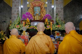 Đức Pháp chủ GHPGVN cùng chư vị giáo phẩm dâng hương tưởng niệm 73 năm ngày Tổ sư Huệ Đăng viên tịch tại Tổ đường tổ đình Thiên Thai - Ảnh: Nguyện Truyền/BGN