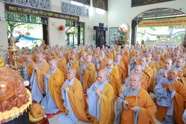 Chư Ni trường hạ chùa Kiều Đàm cử hành nghi thức đảnh lễ Tam bảo, tác pháp Tự tứ theo truyền thống thiền môn