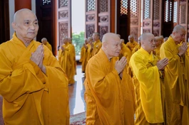 Trưởng lão Hòa thượng Thích Thiện Nhơn cùng chư Tăng thực hiện nghi thức đảnh lễ Tam bảo