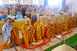Thượng tọa Thích Thường Tấn, tân trụ trì cùng Tăng chúng chùa Bửu Thọ dâng lời phát nguyện