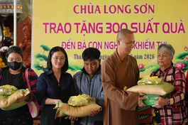 Chùa Long Sơn trao tặng 300 phần quà từ thiện đến bà con có hoàn cảnh đặc biệt khó khăn và người khiếm thị nhân mùa Vu lan Báo hiếu