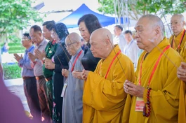 Chư tôn giáo phẩm Trung ương GHPGVN cùng lãnh đạo chính quyền TP.Đồng Nai dâng hương tưởng niệm chư anh linh anh hùng, liệt sĩ - Ảnh:Tâm Quý/BGN
