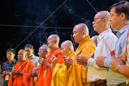 Chư tôn đức và lãnh đạo chính quyền dâng hương cầu nguyện