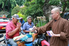 Thượng tọa Thích Minh Đạo, trụ trì chùa Nam Thiên Nhất Trụ tận tay trao quà đến bà con có hoàn cảnh khó khăn trên