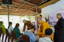 Trao tặng quà đến người khiếm thị và bệnh nhân nghèo tại Viện Chuyên Tu