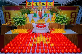 Lễ tưởng niệm, cầu siêu các anh hùng liệt sĩ tại Bát hương Nhà mồ thuộc Khu di tích trại giam Phú Quốc - Ảnh: Tâm Quý