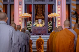 Chư vị giáo thọ sư khai đạo giáo giới hành nghi cho các giới tử Bắc tông tại giới đài viện Huệ Nghiêm - Ảnh: Nguyện Truyền/BGN