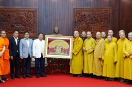 Phái đoàn chư tôn đức Trung ương GHPGVN tặng quà lưu niệm đến Lãnh đạo Ủy ban Trung ương Mặt trận Lào xây dựng đất nước - Ảnh: Du Nhiên/BGN