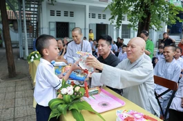 Ni trưởng Thích nữ Mỹ Thuận tặng lồng đèn trung thu cho các em học sinh