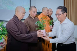 Ông Phạm Minh Tuấn tặng cây xanh đến Thượng tọa Thích Tâm Chơn, Ủy viên Ban Trị sự GHPGVN TP.HCM, trụ trì chùa Phước Bửu (P.Bình Thạnh) 