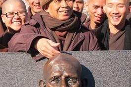 Tượng đài vinh danh Thiền sư Thích Nhất Hạnh tại Mỹ