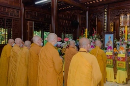 Chư tôn giáo phẩm Hội đồng Trị sự GHPGVN dâng hương tưởng niệm cố Trưởng lão Hòa thượng Thích Trí Thủ