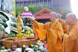 Lễ Tắm Phật là nghi thức truyền thống thiêng liêng, mở đầu cho chuỗi các hoạt động của tuần Đại lễ Phật đản PL.2566