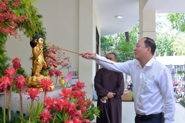Phó Bí thư Thành ủy TP.HCM Nguyễn Hồ Hải thực hiện nghi thức Tắm Phật tại trụ sở tòa soạn Báo Giác Ngộ