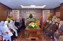 Ngài Giuse Nguyễn Năng, Phó Chủ tịch Hội đồng Giám mục Việt Nam, Tổng Giám mục Tổng Giáo phận TP.HCM cùng phái đoàn đến Việt Nam Quốc Tự (quận 10) thăm, chúc mừng Phật đản PL.2566