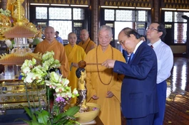 Chủ tịch nước Nguyễn Xuân Phúc Tắm Phật tại chánh điện chùa Huê Nghiêm - trú xứ của Trưởng lão Quyền Pháp chủ GHPGVN 