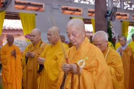 Trưởng lão Hòa thượng Thích Trí Quảng dâng hương tưởng niệm trước Giác linh đài cố Trưởng lão Hòa thượng Thích Minh Châu