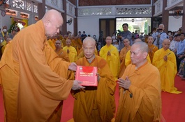 Hòa thượng Thích Lệ Trang, Trưởng ban Trị sự GHPGVN TP.HCM trao quyết định bổ nhiệm trụ trì thiền viện Vạn Hạnh cho Thượng tọa Thích Tâm Minh