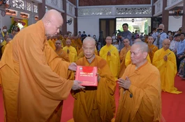 Hòa thượng Thích Lệ Trang, Trưởng ban Trị sự GHPGVN TP.HCM trao quyết định bổ nhiệm trụ trì thiền viện Vạn Hạnh cho Thượng tọa Thích Tâm Minh