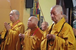 Chư tôn đức giáo phẩm lãnh đạo Hội đồng Chứng minh, Hội đồng Trị sự đã cử hành khóa lễ Tam bảo trước giờ khai mạc Đại hội đại biểu Phật giáo toàn quốc lần thứ IX