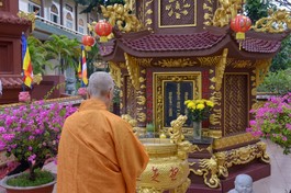 Đức Pháp chủ GHPGVN tảo tháp Tổ sư, tưởng niệm Đại lão Hòa thượng Thích Trí Tịnh trước thềm Xuân Quý Mão - Ảnh: Bảo Toàn/BGN