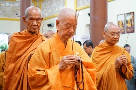 Đức Pháp chủ và chư vị Trưởng lão Hội đồng Chứng minh niêm hương tưởng niệm 