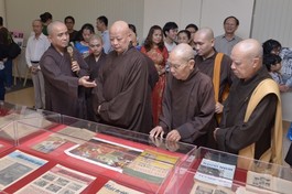 Buổi khai mạc triển lãm tư liệu báo chí Phật giáo với chủ đề "Kết nên một đài sen" nhân Đại lễ Phật đản Phật lịch 2567 và tưởng niệm 60 năm Bồ-tát Thích Quảng Đức vị pháp thiêu thân (1963-2023) được tổ chức vào chiều 30-5 tại trụ sở Báo Giác Ngộ - Ảnh: Bảo Toàn