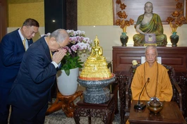 Cư sĩ Phallop Thaiarry, Chủ tịch WFB, Viện trưởng Đại học Phật giáo thế giới cung thỉnh Đức Pháp chủ GHPGVN vào ngôi vị Chứng minh tối cao của Hội Liên hữu Phật giáo Thế giới - Ảnh: Quảng Đạo/BGN