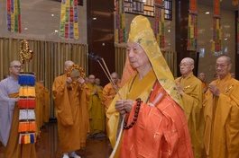Sáng 24-8, ngày đầu tiên của Pháp hội Vu lan do Ban Trị sự GHPGVN TP.HCM tổ chức, Đức Pháp chủ GHPGVN đã quang lâm Việt Nam Quốc Tự (Q.10) niêm hương khai đàn và khai thị đến toàn thể đại chúng - Ảnh: Bảo Toàn