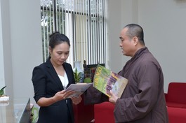 Thượng tọa Thích Tâm Hải, Tổng Biên tập Báo Giác Ngộ thông tin đến bà Phó Trưởng ban Tôn giáo Chính phủ về ấn phẩm tuần báo